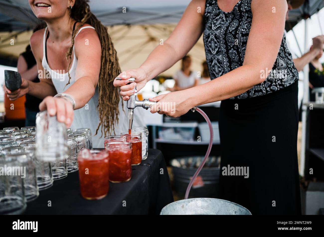 Bevande versate in occasione di eventi estivi all'aperto Foto Stock