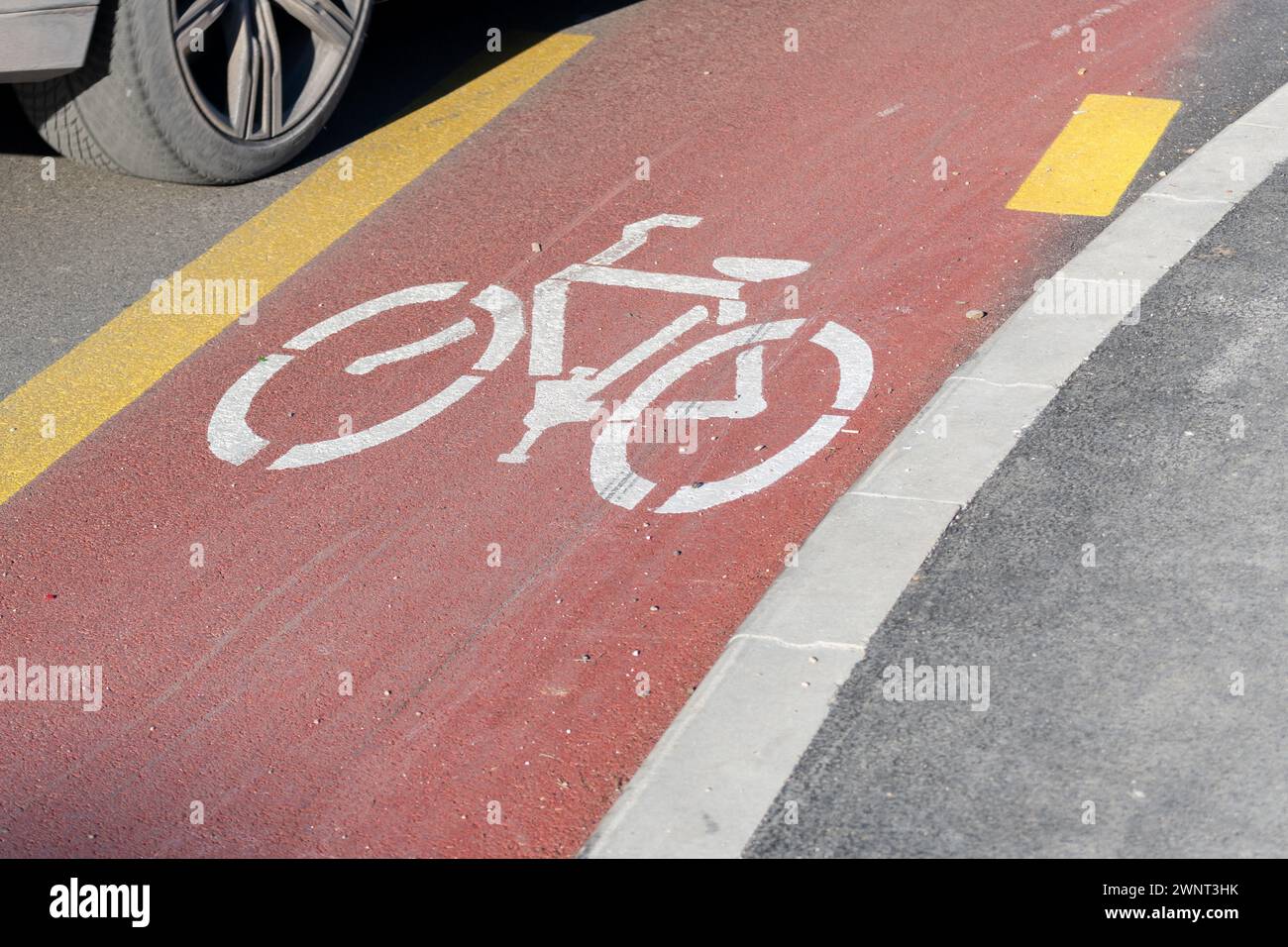 Segnaletica per la pista ciclabile, segnaletica per la bicicletta su asfalto Foto Stock