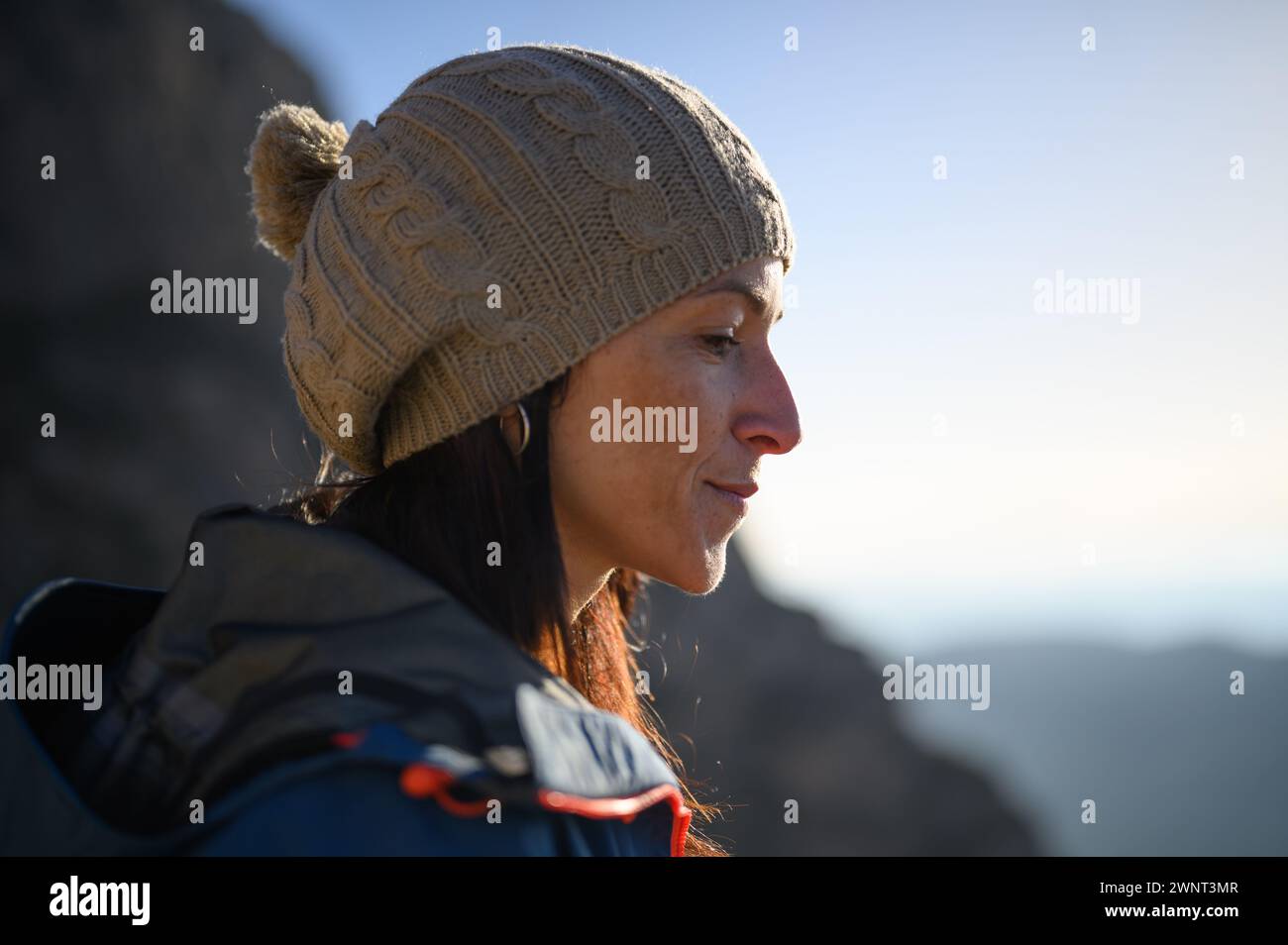 Ritratto di una donna che indossa un cappello di lana. Foto Stock