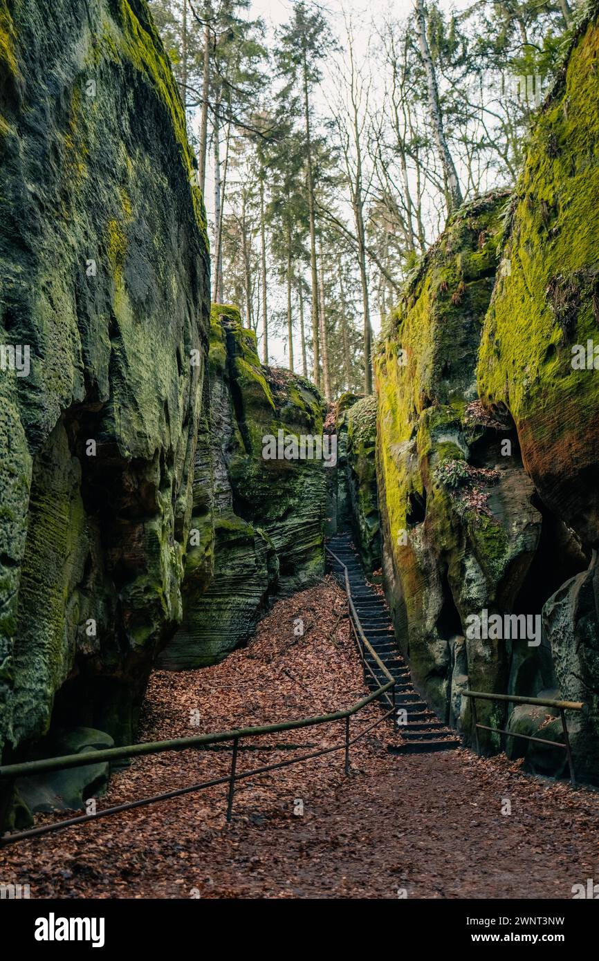 Scala di pietra che emerge dalle profondità delle pietre Foto Stock