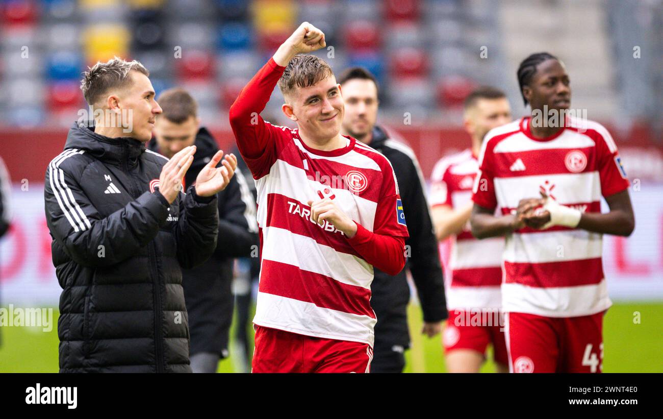 Duesseldorf, Germania. 25 febbraio 2024. Schlussjubel: Felix Klaus (F95), Isak Bergmann Johannesson (F95) fortuna Düsseldorf - Hansa Rostock 25.02.2024 Foto Stock