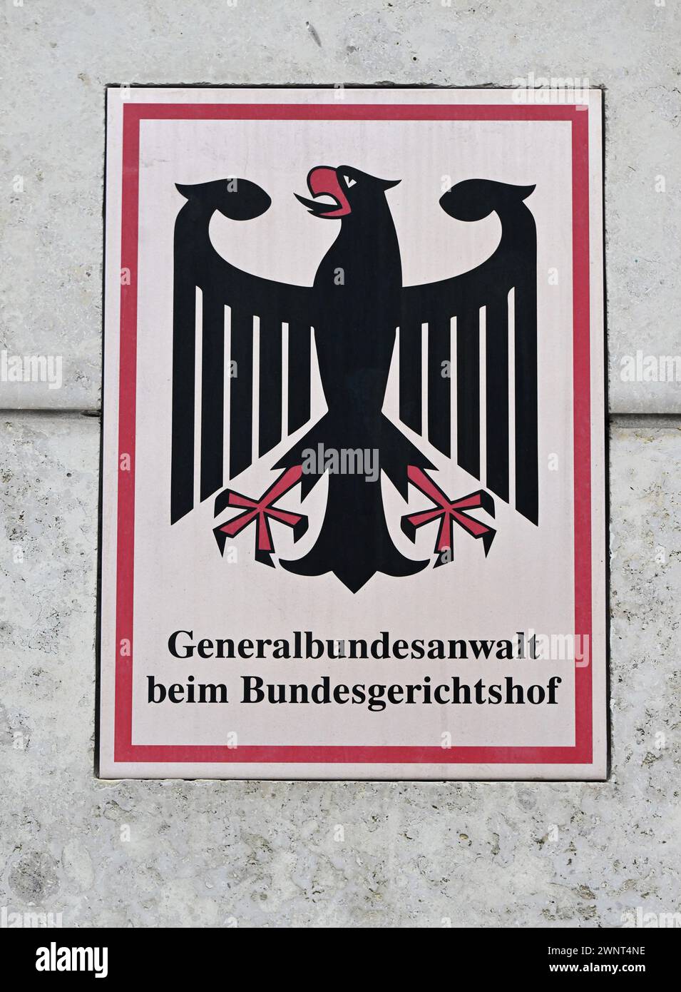 Karlsruhe, Germania. 4 marzo 2024. Un cartello con l'aquila federale e le parole "Procuratore generale presso la Corte Suprema federale”, prese davanti alla Procura federale. Il 04.03.2024, il nuovo Procuratore generale Jens Rommel è stato ufficialmente inaugurato presso l'Ufficio del Procuratore generale. Crediti: Uli Deck/dpa/Alamy Live News Foto Stock