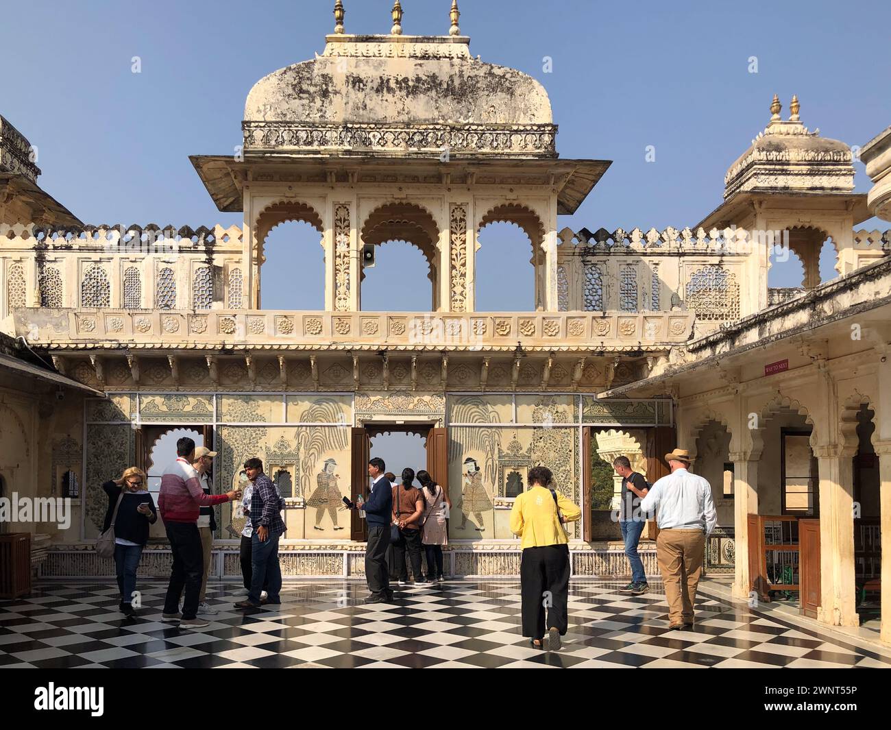 Udaipur, India - 16 febbraio 2024: I turisti visitano il City Palace nel Rajasthan, città di Udaipur. Si tratta di un complesso di palazzi situato sulla riva orientale del lago Foto Stock