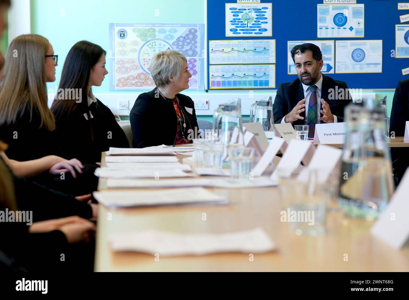 Il primo ministro scozzese Humza Yousaf, durante una visita alla Moffat Academy, a Moffat, Dumfries e Galloway, parla per svelare un nuovo quadro per aiutare le scuole ad affrontare la violenza di genere. Data foto: Lunedì 4 marzo 2024. Foto Stock