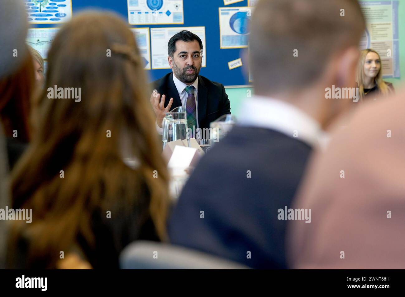 Il primo ministro scozzese Humza Yousaf, durante una visita alla Moffat Academy, a Moffat, Dumfries e Galloway, parla per svelare un nuovo quadro per aiutare le scuole ad affrontare la violenza di genere. Data foto: Lunedì 4 marzo 2024. Foto Stock