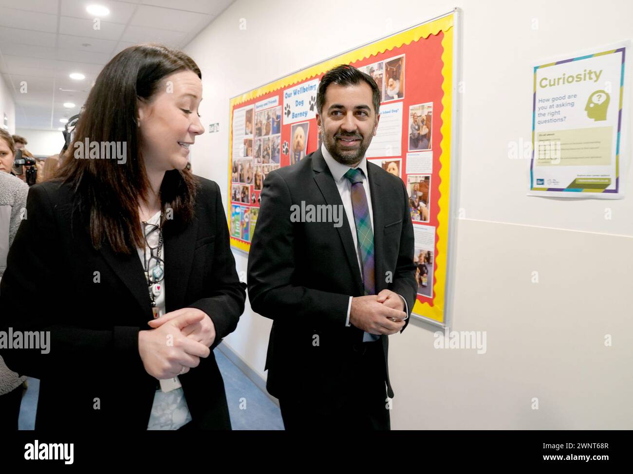 Il primo ministro scozzese Humza Yousaf, durante una visita alla Moffat Academy, a Moffat, Dumfries e Galloway, parla per svelare un nuovo quadro per aiutare le scuole ad affrontare la violenza di genere. Data foto: Lunedì 4 marzo 2024. Foto Stock