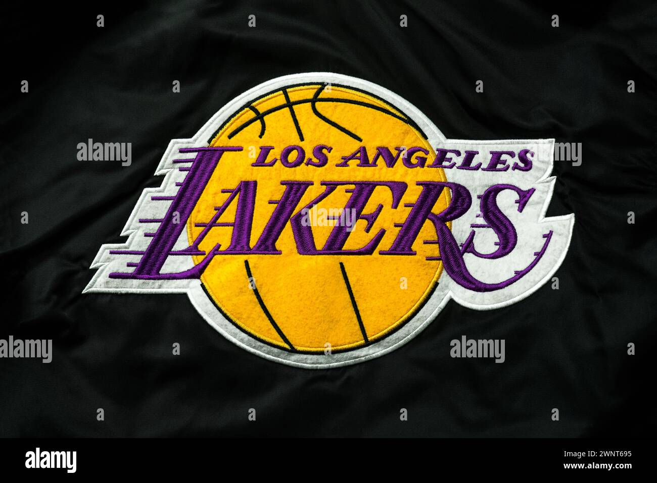 Primo piano del logo della squadra dei Los Angeles Lakers sul tessuto. Logo della squadra dei Los Angeles Lakers del club di basket professionistico della american League. Illustr Foto Stock