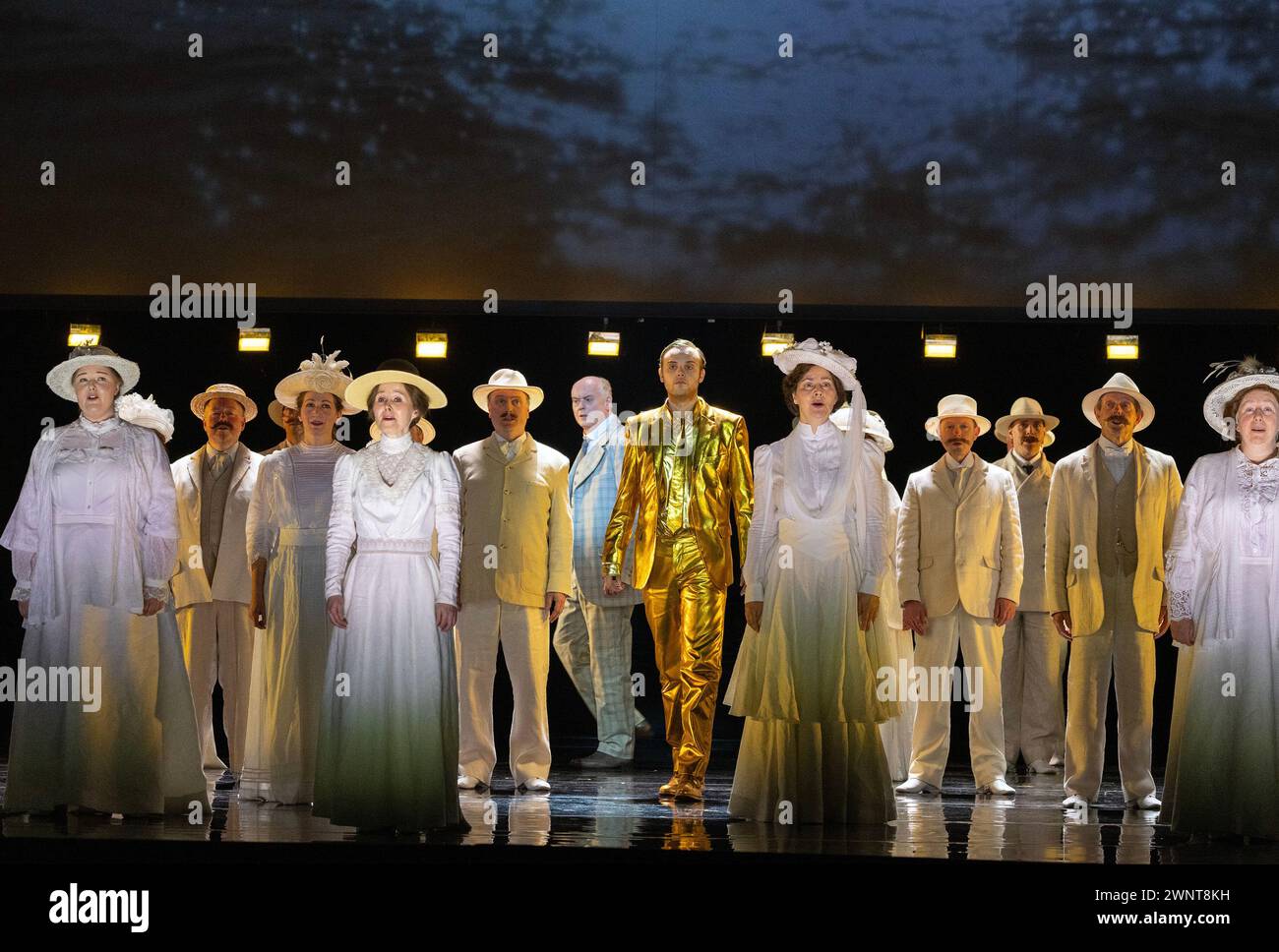 Centro: Mark le Brocq (Gustav von Aschenbach), Alexander Chance (voce di Apollo - in oro) con membri del coro nell'opera DEATH IN VENICE di Benjamin Britten presso la Welsh National Opera, inaugurazione al Wales Millennium Centre di Cardiff il 7 marzo 2024. Cinquantuno anni dopo la prima dell'opera ad Aldeburgh questa nuova produzione è diretta da Olivia Fuchs e successivamente tour a Llandudno, Southampton, Oxford, Bristol e Birmingham. Foto Stock