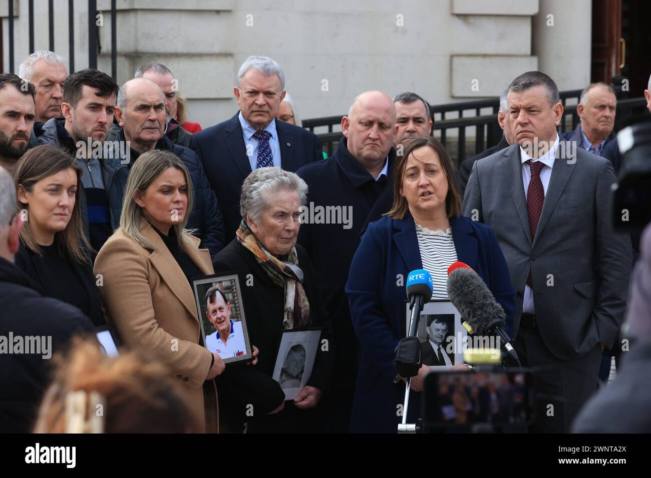 Bridie Brown (al centro), la moglie di Sean Brown, con le figlie Claire Loughran (seconda a sinistra) e Siobhan Brown (prima a destra) e suo figlio Sean Brown (dietro) che parlano ai media al di fuori della Royal Courts of Justice, Belfast, per l'annuncio sul processo di immunità d'interesse pubblico (PII) all'udienza d'inchiesta per il funzionario della GAA Sean Brown, che è stato rapito e ucciso dai lealisti mentre chiudeva i cancelli al Bellaghy Wolfe Tones Club a Co Londonderry nel maggio 1997. Data foto: Lunedì 4 marzo 2024. Foto Stock