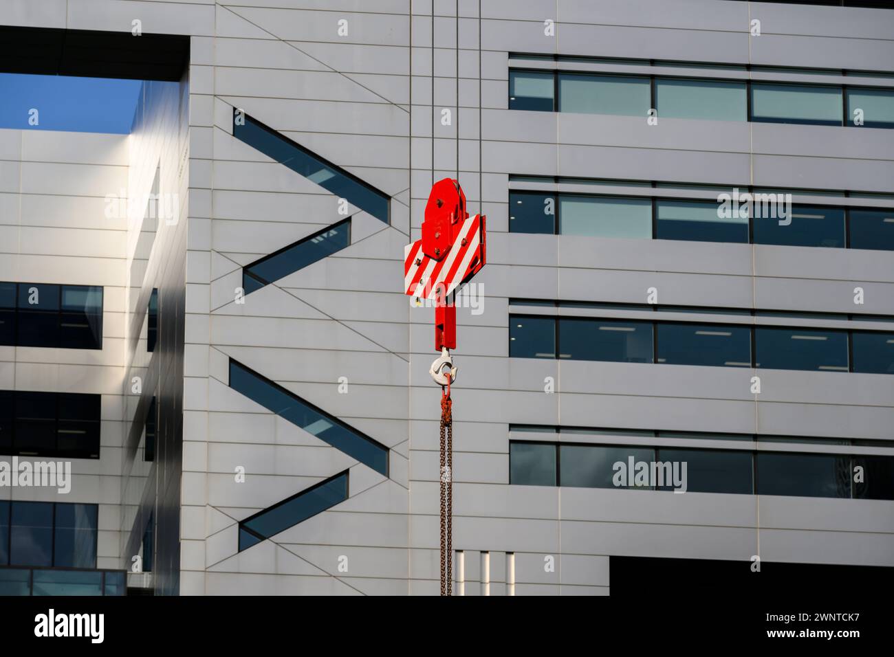 Il blocco gancio di una gru a torre che lavora alla riqualificazione di Broadgate by Liverpool Street Station. Eldon Street, City of London, Regno Unito. 29 settembre 2023 Foto Stock