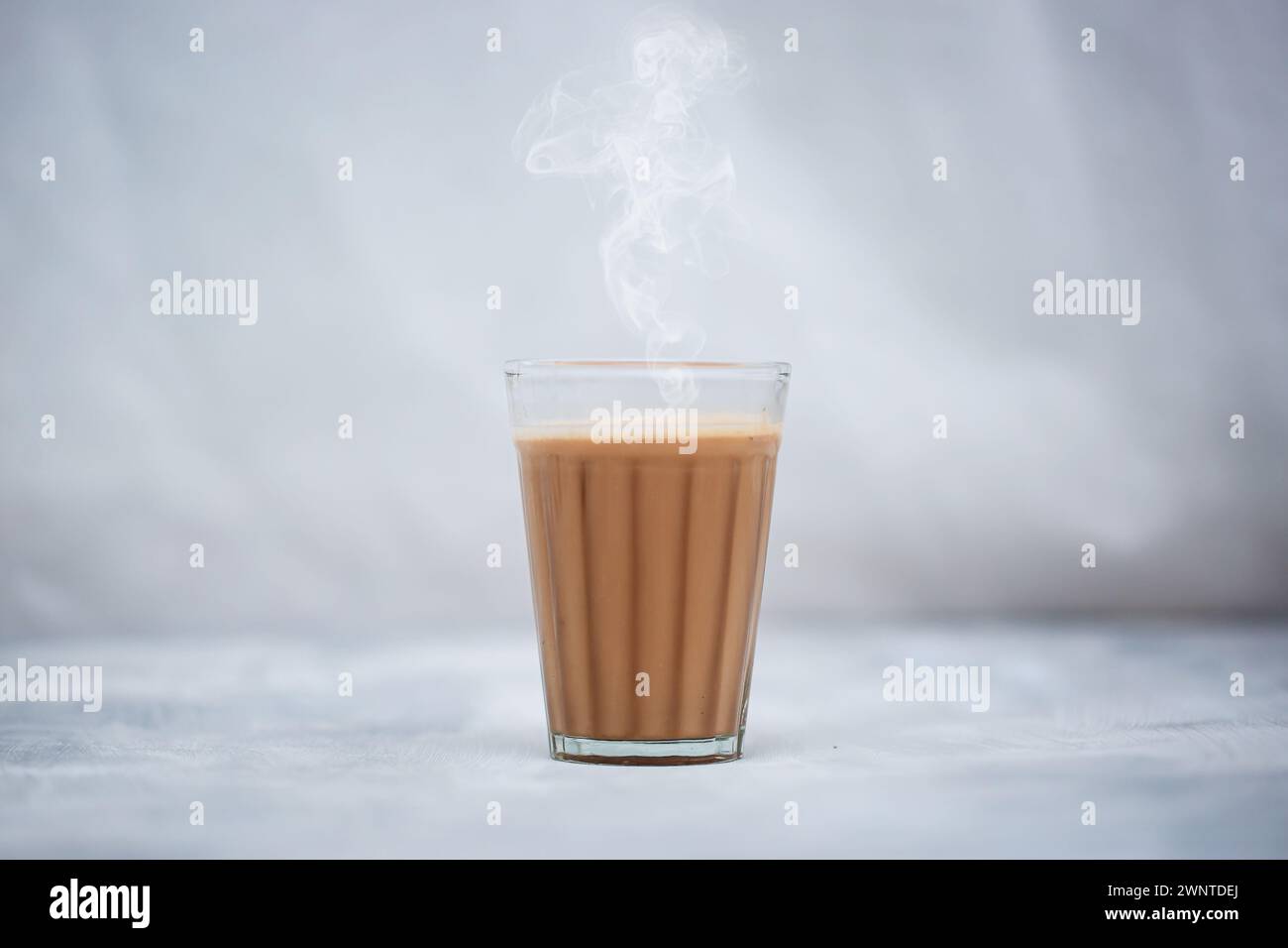 Tè al latte fresco o Kadak Chai indiano. Foto Stock