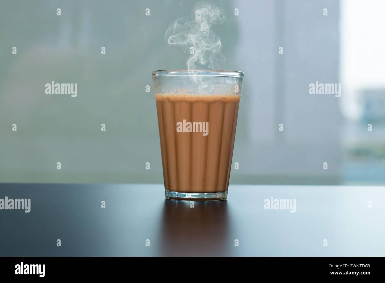Tè al latte fresco o Kadak Chai indiano. Foto Stock