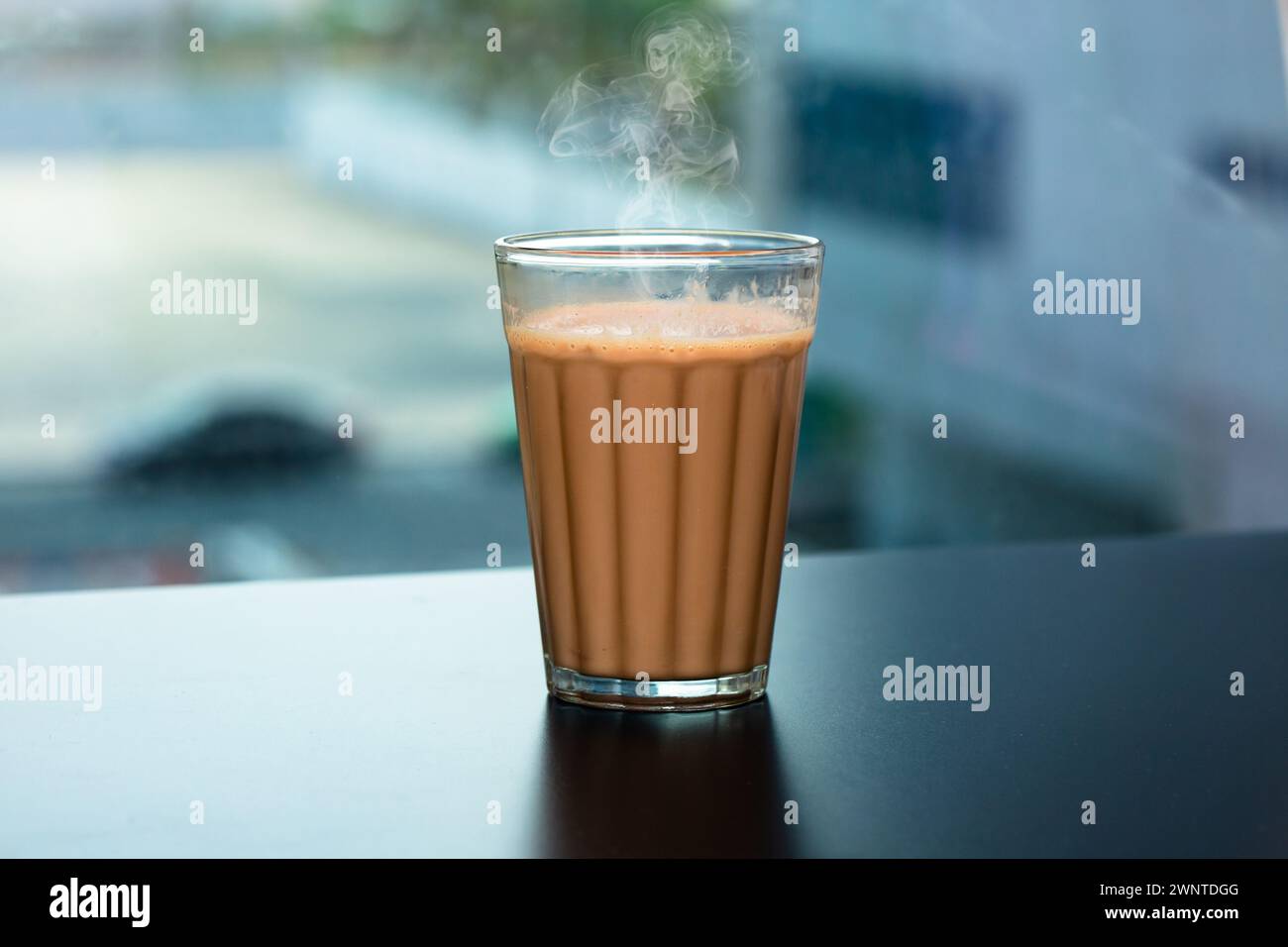 Tè al latte fresco o Kadak Chai indiano. Foto Stock