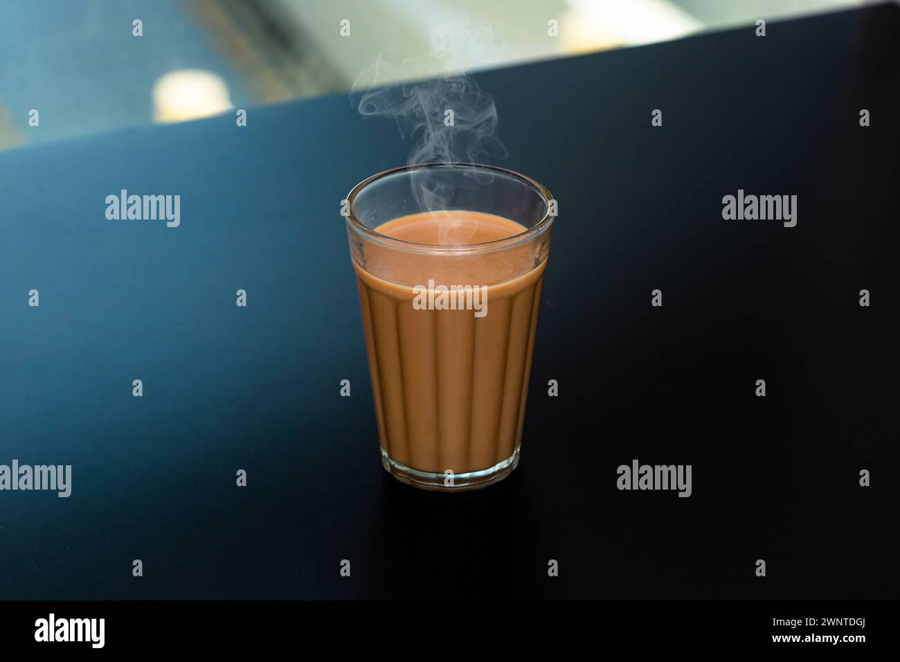 Tè al latte fresco o Kadak Chai indiano. Foto Stock