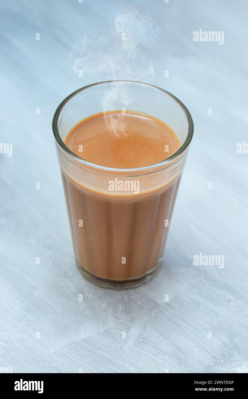 Tè al latte fresco o Kadak Chai indiano. Foto Stock