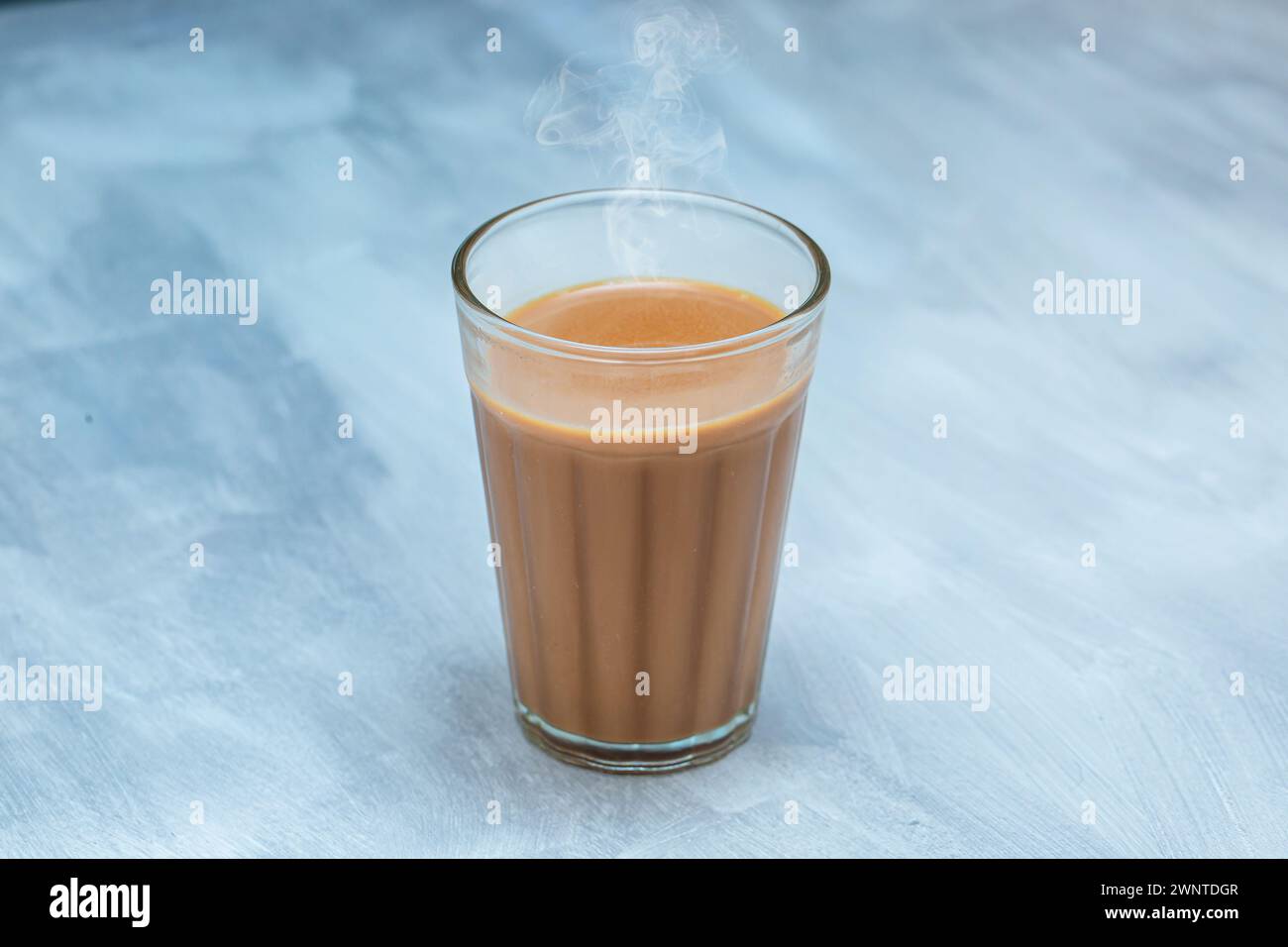Tè al latte fresco o Kadak Chai indiano. Foto Stock