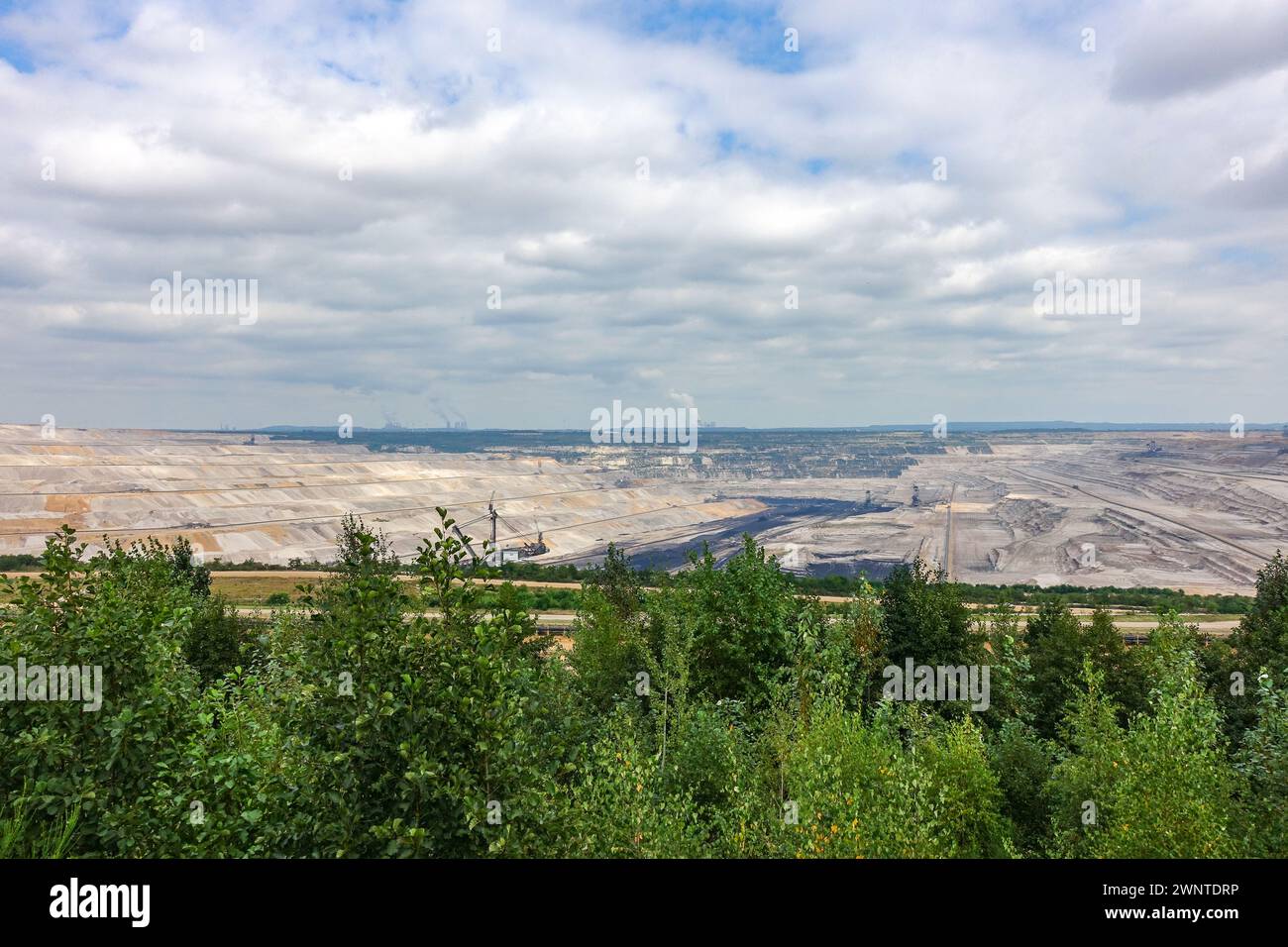 Miniera di lignite di superficie di Tagebau Hambach, Germania. Centrali elettriche di Frimmersdorf e Neurath sullo sfondo Foto Stock