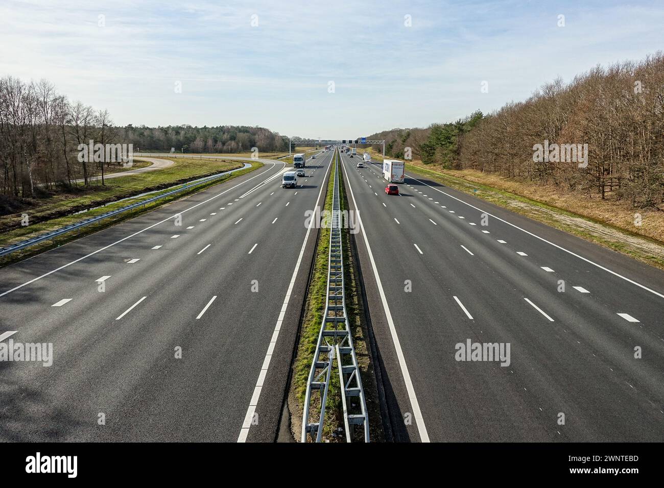 Autostrada a più corsie con traffico e striscia verde mediana a Drenthe, nei Paesi Bassi Foto Stock