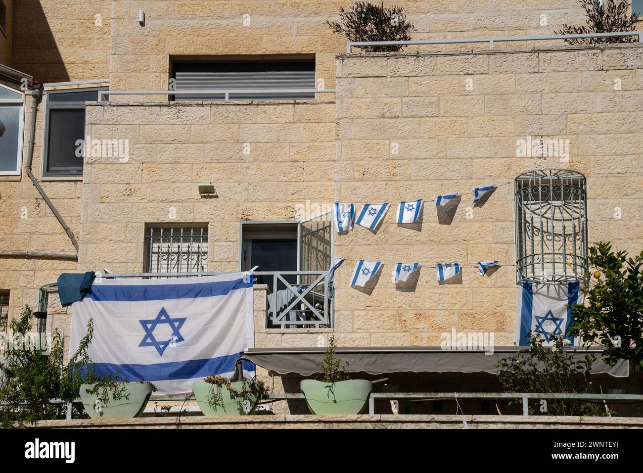 Un edificio in Israele decorato con bandiere israeliane. Quasi ogni israeliano fa lo stesso, per mostrare unità e sostegno all’IDF, lottando per rimuovere il terrore Foto Stock