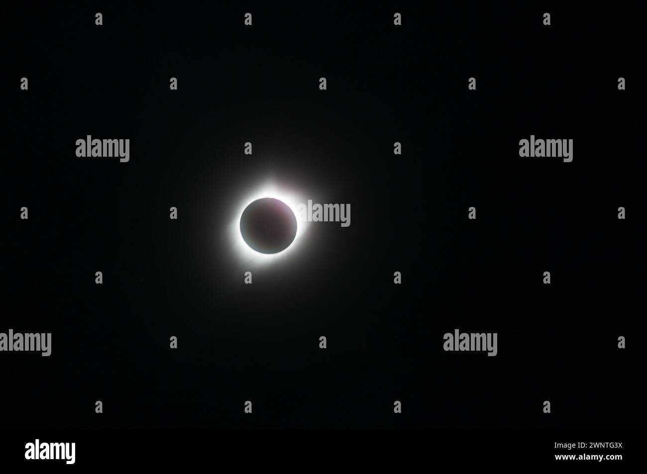 Teleobiettivo del sole eclissato durante la grande Eclispa nordamericana del 2017. Foto Stock