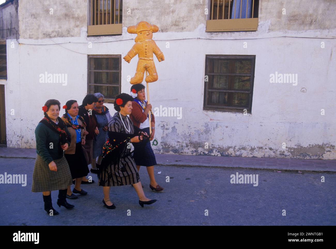 Villanueva De la vera, Cáceres, Estremadura, Spagna febbraio 1985. Il festival di Peropalo si svolge in tre giorni, terminando il martedì grasso. Un gruppo di donne locali porta con sé un'effigie di Peropalo, fatta di pane tradizionale attraverso il villaggio di montagna. HOMER SYKES anni '1980 Foto Stock