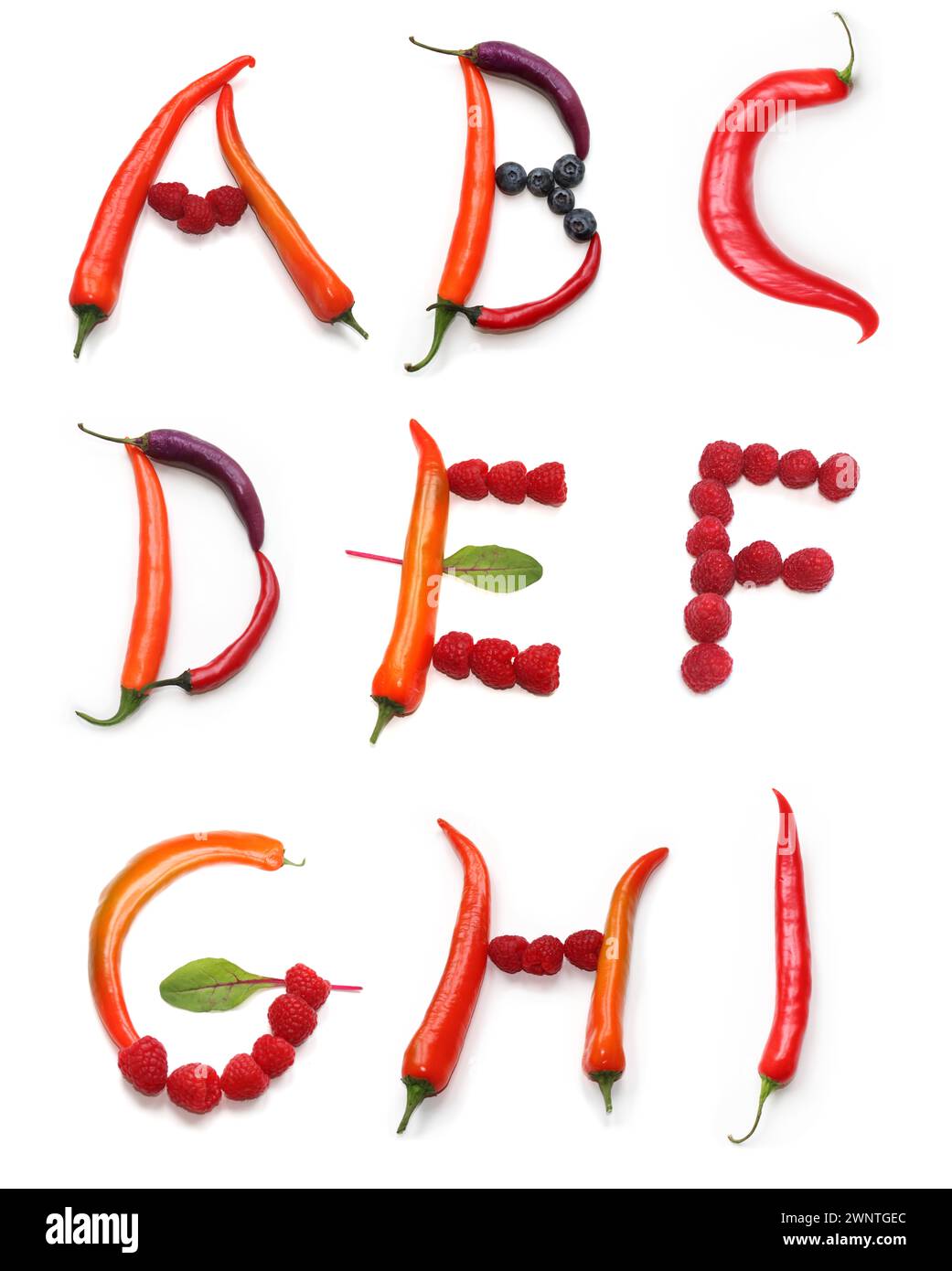 lettere a b c d e f g h i di peperoncino rosso arancia viola, bacca, insalata verde lettera per testi parola, poster, insegna, carta menu ciotole, vegano Foto Stock
