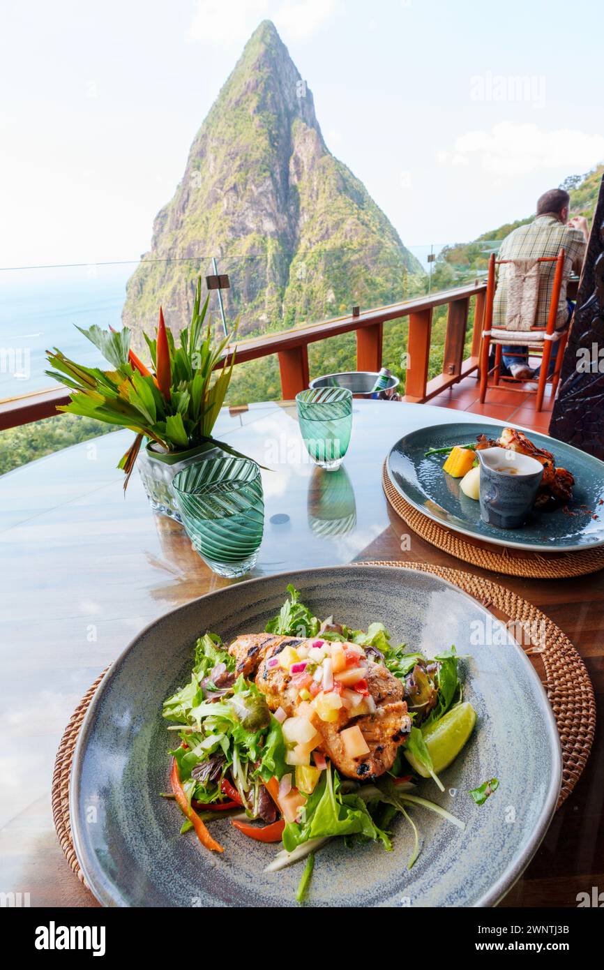 Pesce di tonno bianco e salsa di frutta, ristorante Dasheen, Resort Ladera con vista sul monte Piton Resort 5 stelle ecologico all'aperto Soufriere, Saint Lu Foto Stock