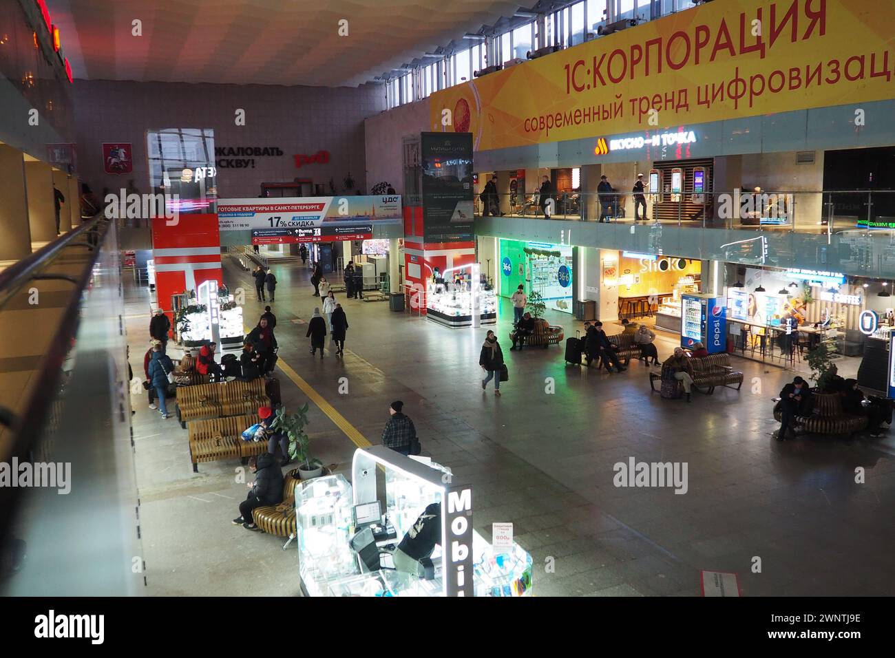 Mosca, Russia, 20.01.2023 stazione ferroviaria Leningradsky. Terminal passeggeri della stazione ferroviaria Mosca-passeggeri in Piazza Komsomolskaya. Negozi Foto Stock