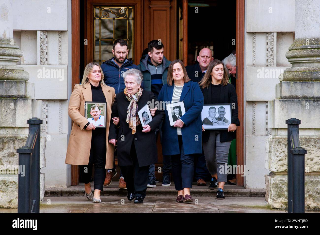 La famiglia di Sean Brown (davanti, da sinistra a destra), figlia Clare Loughran, vedova Bridie Brown e figlia Siobhan Brown, fuori dalla Royal Courts of Justice di Belfast, per l'annuncio sul processo di immunità di interesse pubblico (PII) durante l'udienza d'inchiesta per il funzionario della GAA Sean Brown, che fu rapito e ucciso dai lealisti mentre chiudeva le porte al Bellaghy Wolfe Tones Club a Co Londonderry nel maggio 1997. Data foto: Lunedì 4 marzo 2024. Foto Stock