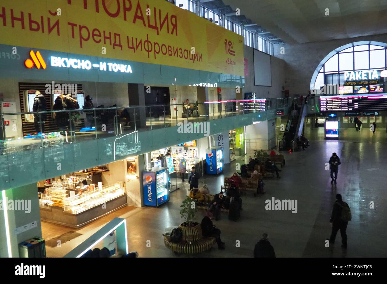 Mosca, Russia, 20.01.2023 stazione ferroviaria Leningradsky. Terminal passeggeri della stazione ferroviaria Mosca-passeggeri in Piazza Komsomolskaya. Negozi Foto Stock