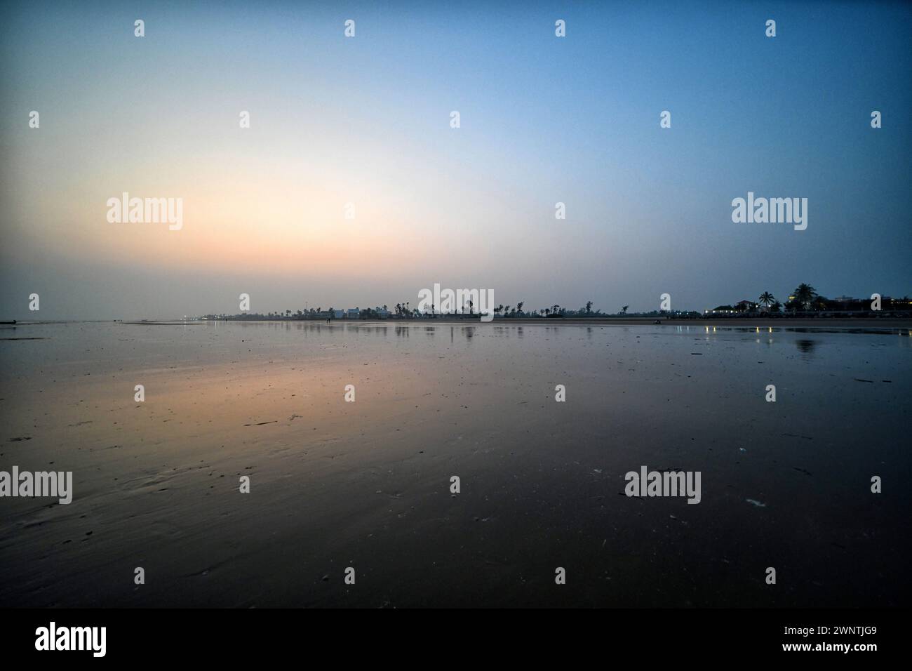 Mandarmani, India. 2 marzo 2024. Una vista serale della spiaggia marina di Mandarmani, una popolare destinazione turistica durante tutto l'anno, situata a 150 km a sud-ovest di Kolkata. (Foto di Avishek Das/SOPA Images/Sipa USA) credito: SIPA USA/Alamy Live News Foto Stock