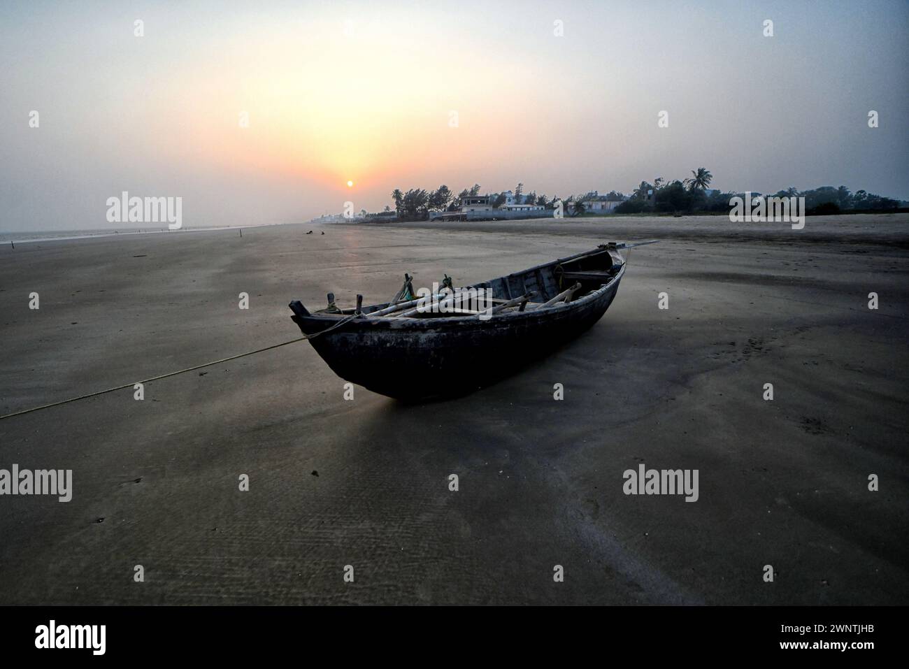 Mandarmani, India. 2 marzo 2024. Una barca da pesca vista sulla spiaggia marina di Mandarmani, una popolare destinazione turistica durante tutto l'anno, situata a 150 km a sud-ovest di Kolkata. (Foto di Avishek Das/SOPA Images/Sipa USA) credito: SIPA USA/Alamy Live News Foto Stock