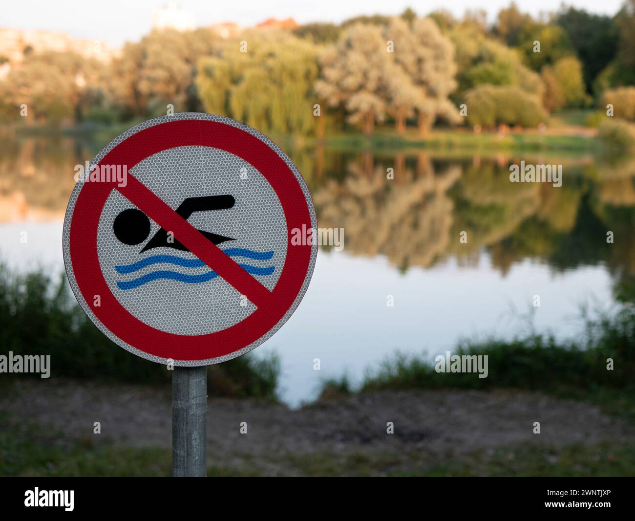 Il cartello dice che nuotare è proibito, concentrazione selettiva. Luogo dove è vietato nuotare Foto Stock