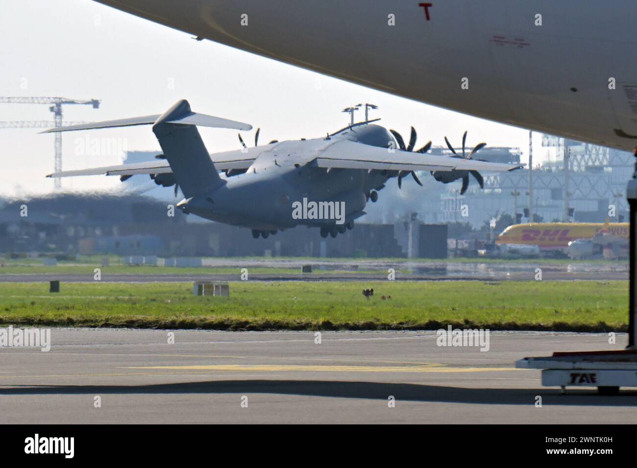 Un aereo militare parte per un aiuto d'emergenza che atterra l'operazione a Gaza, dall'aeroporto militare di Melsbroek, lunedì 4 marzo 2024. Questo lunedì 4 marzo alle 13:00, un volo della difesa partirà dall'aeroporto militare di Melsbroek per, dopo uno scalo in Giordania, fornire supporto alle operazioni aviotrasportate di aiuti di emergenza agli abitanti di Gaza. L'aereo della difesa trasporterà razioni alimentari e prodotti igienici acquistati tramite B-FAST a beneficio della popolazione civile di Gaza. FOTO DEL BELGA JONAS ROOSENS Foto Stock