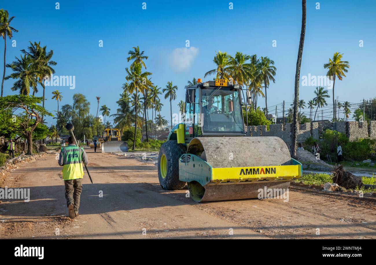 A Jambiani, Zanzibar, Tanzania, sono stati migliorati i lavoratori, i rulli stradali e le attrezzature per il movimento terra Foto Stock
