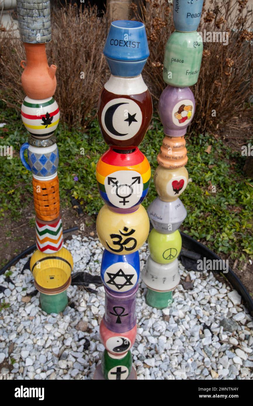 Lansing, Michigan - Una scultura fuori dalla First Presbyterian Church sollecita la coesistenza con tutte le religioni. Foto Stock