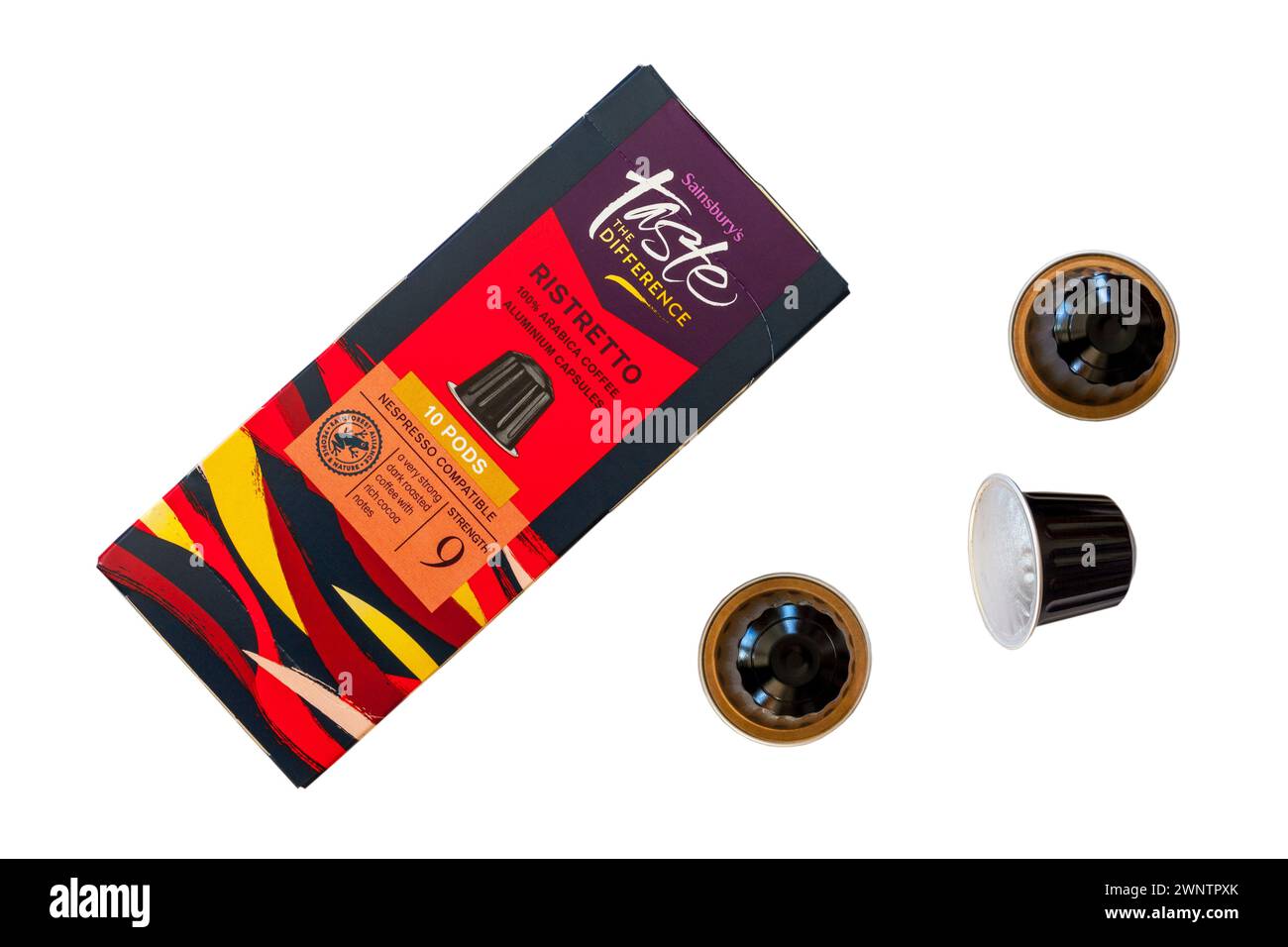 Scatola di Sainsburys gusto la differenza caffè ristretto 100% arabica capsule in alluminio con tre cialde rimosse isolate su sfondo bianco Foto Stock