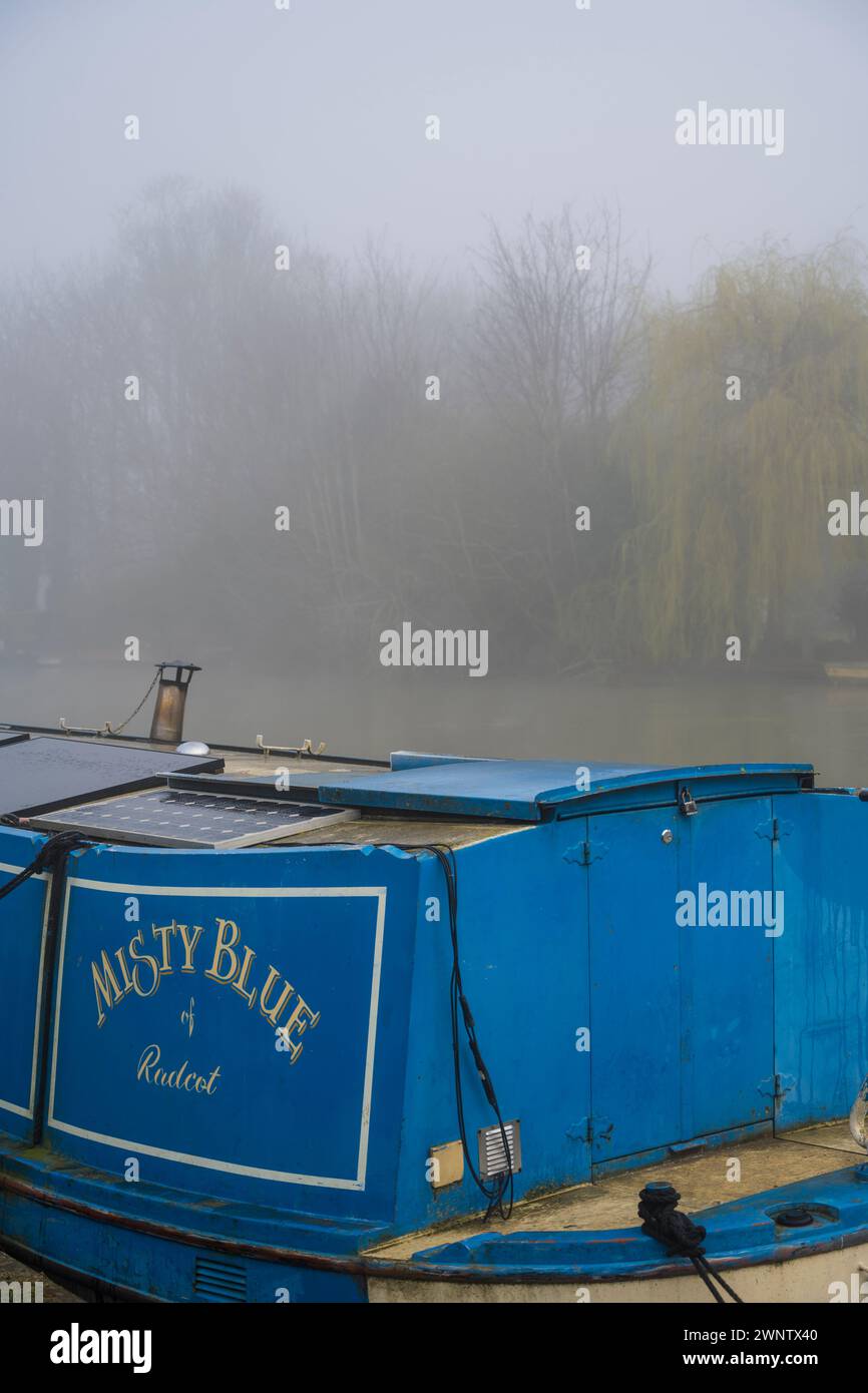 Misty Blue Narrow Boat, Misty Morning, Tamigi, Reading, Berkshire, Inghilterra, Regno Unito, Gran Bretagna. Foto Stock