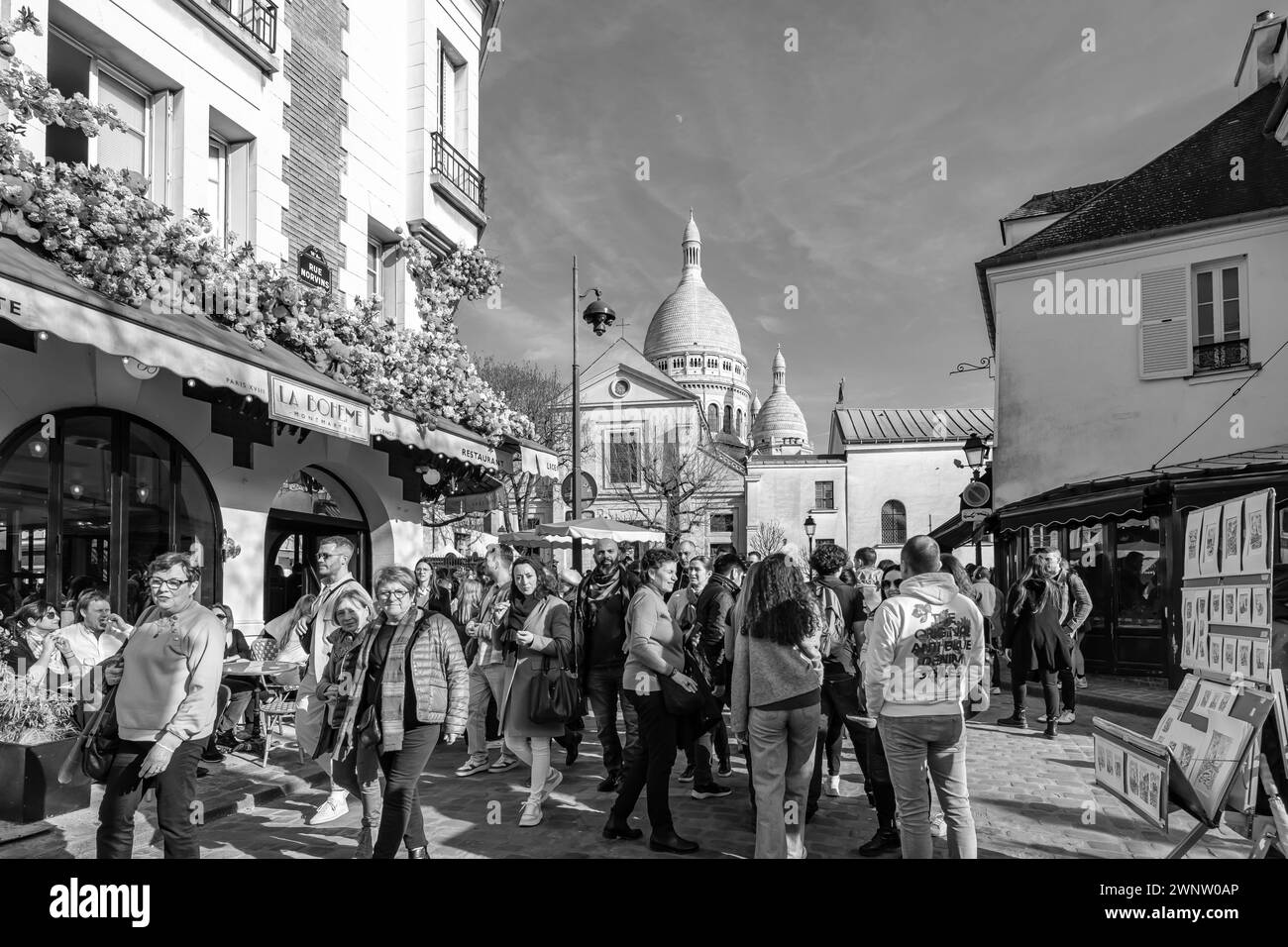 Parigi, Francia - 17 febbraio 2024 : Vista panoramica della trafficata e pittoresca piazza Montmartre, famosa per gli artisti e i ristoranti di Parigi in Francia Foto Stock
