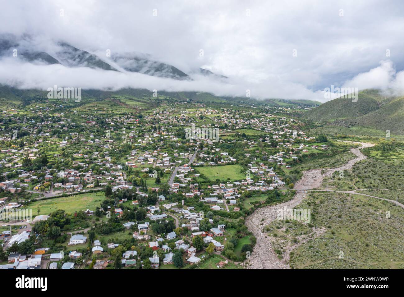 Villaggio di El Mollar a Tucuman Argentina visto da un drone. Foto Stock