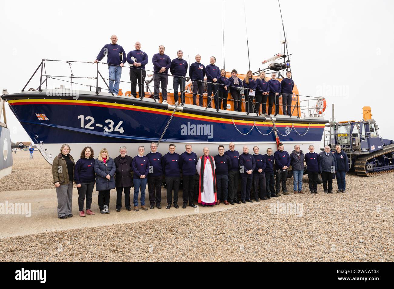 Vescovo Martin Seeley con equipaggio e personale RNLI dopo aver benedetto la scialuppa di salvataggio Aldeburgh per tutte le stagioni Freddie Cooper. Foto Stock