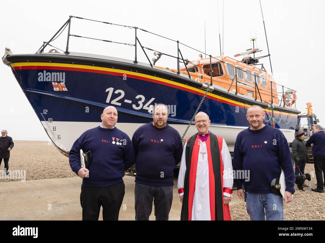 Vescovo Martin Seeley, con il meccanico James Cable, Adrian Burns vice coxswain e Karl Barber 2nd coxswain dopo aver benedetto la scialuppa di salvataggio Aldeburgh. Foto Stock