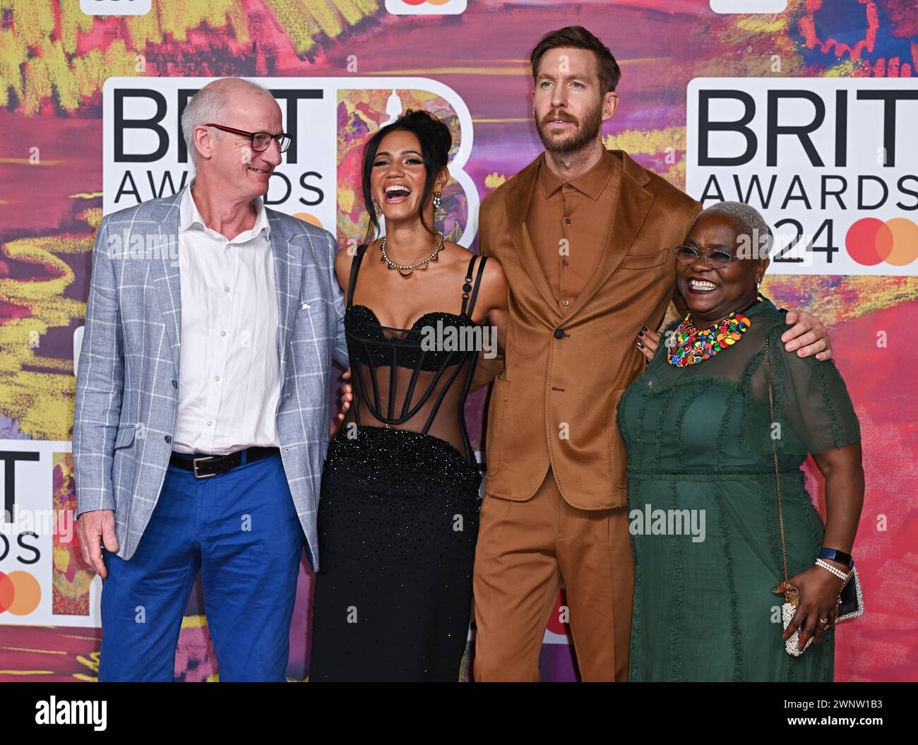Londra, Regno Unito. 2 marzo 2024. SOLO Calvin Harris, Vick Hope e i genitori che arrivano ai Brit Awards 2024, alla O2 Arena di Greenwich. Credito Foto Stock