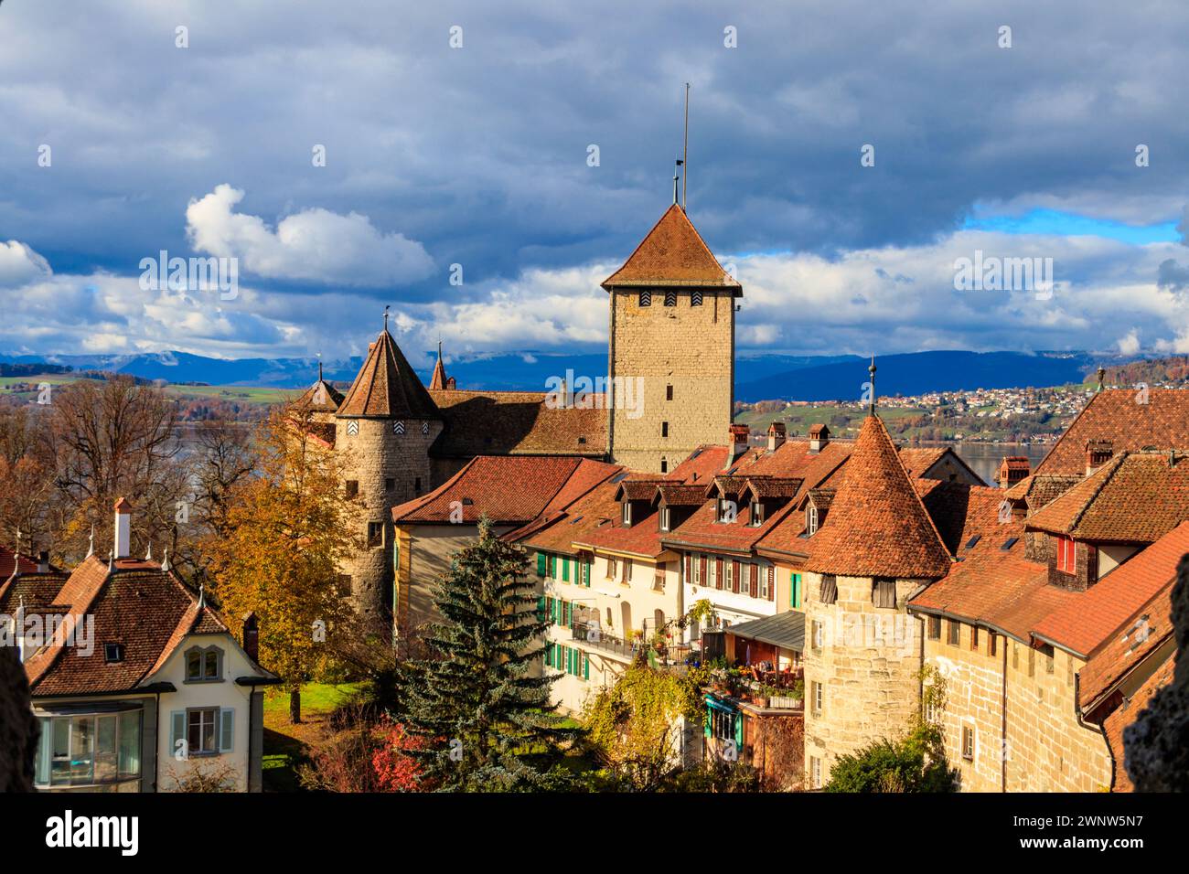 Vista aerea della città vecchia di Murten in autunno, Svizzera Foto Stock