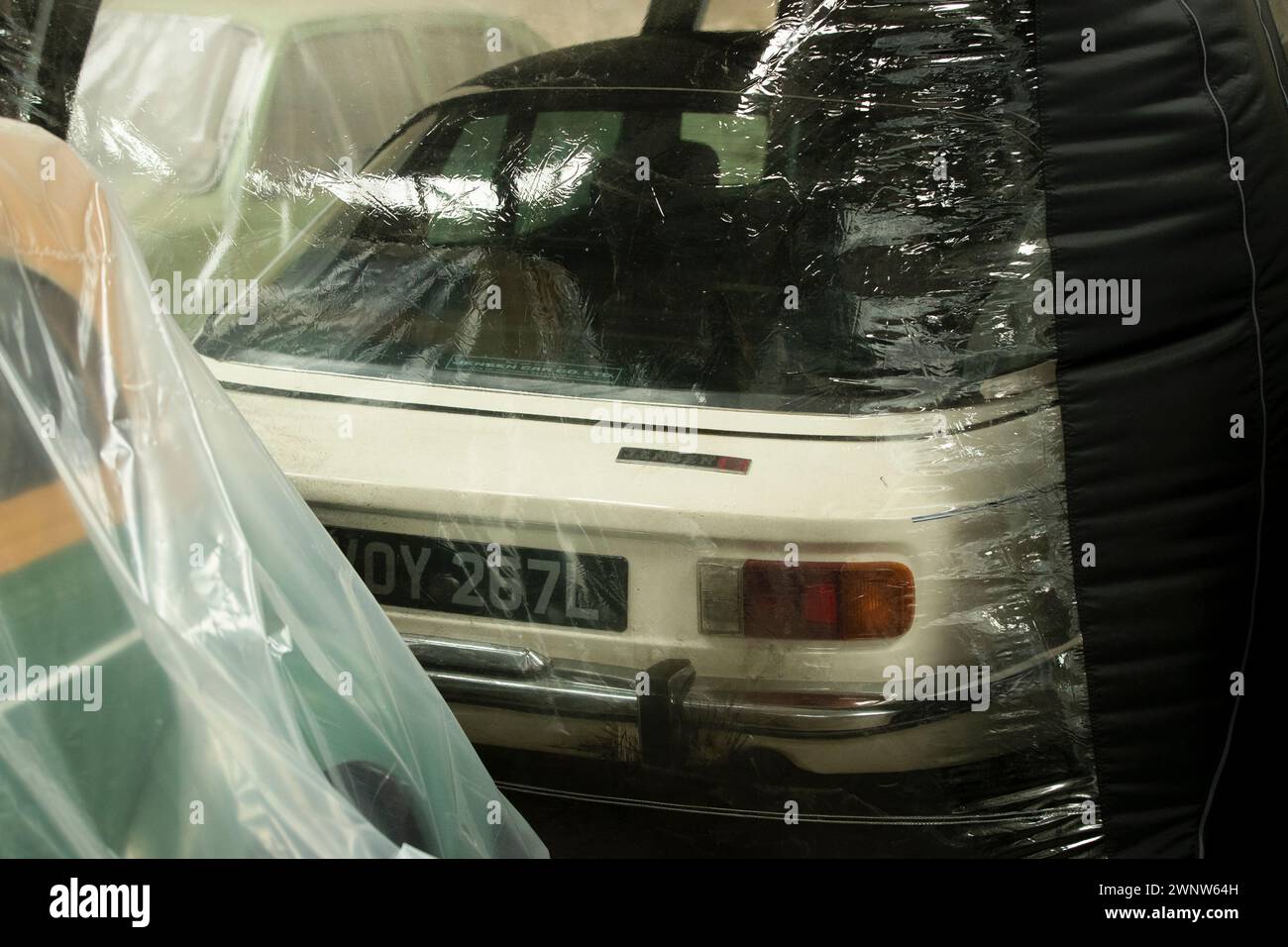 21/04/21 Jensen Interceptor, in una bolla per protezione. Una collezione di 130 auto britanniche, in quasi altrettante tonalità di vernice, è stata inaugurata a Great Bri Foto Stock