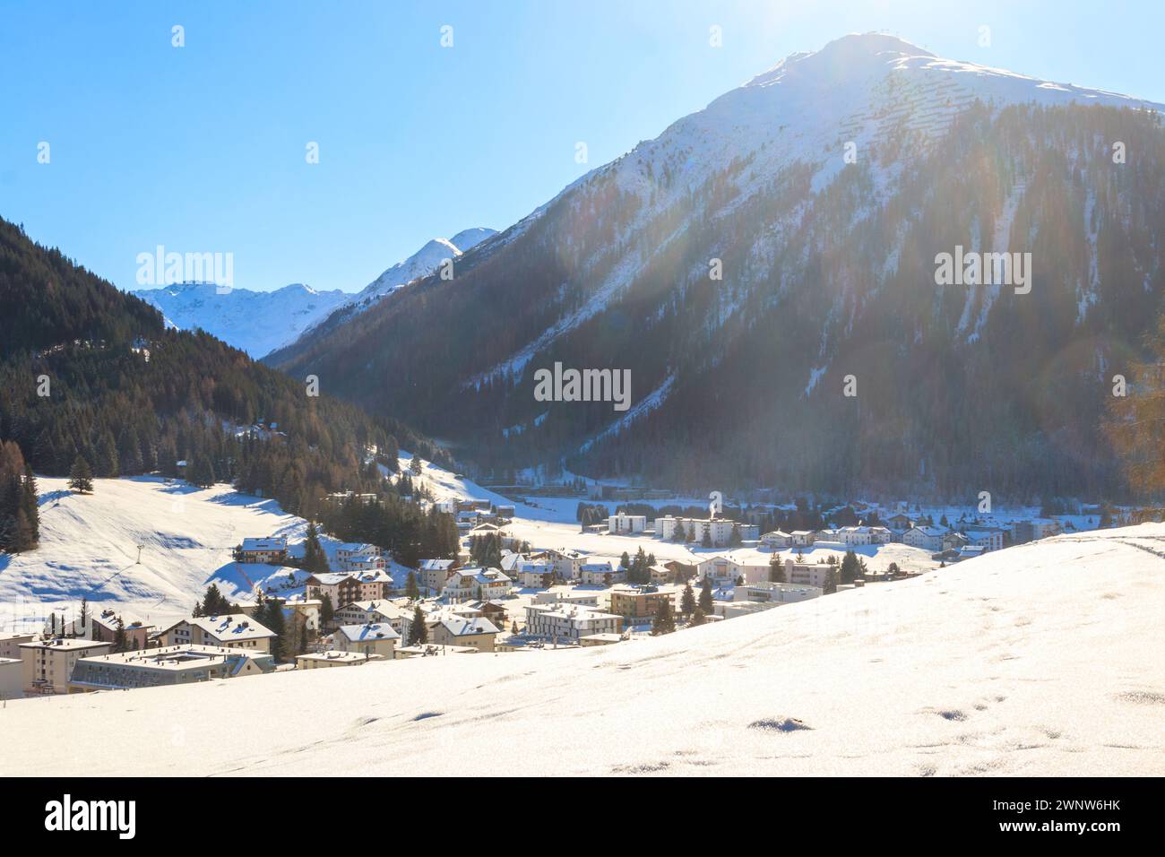 Vista della famosa città di Davos in Svizzera in inverno Foto Stock