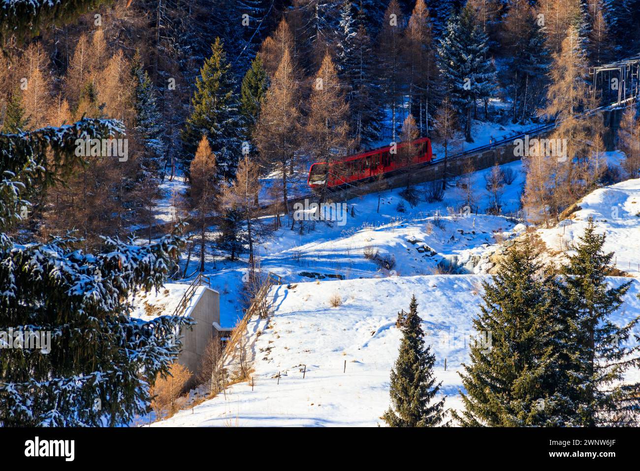 Funicolare rossa nelle Alpi svizzere nella località invernale di Davos, Svizzera Foto Stock