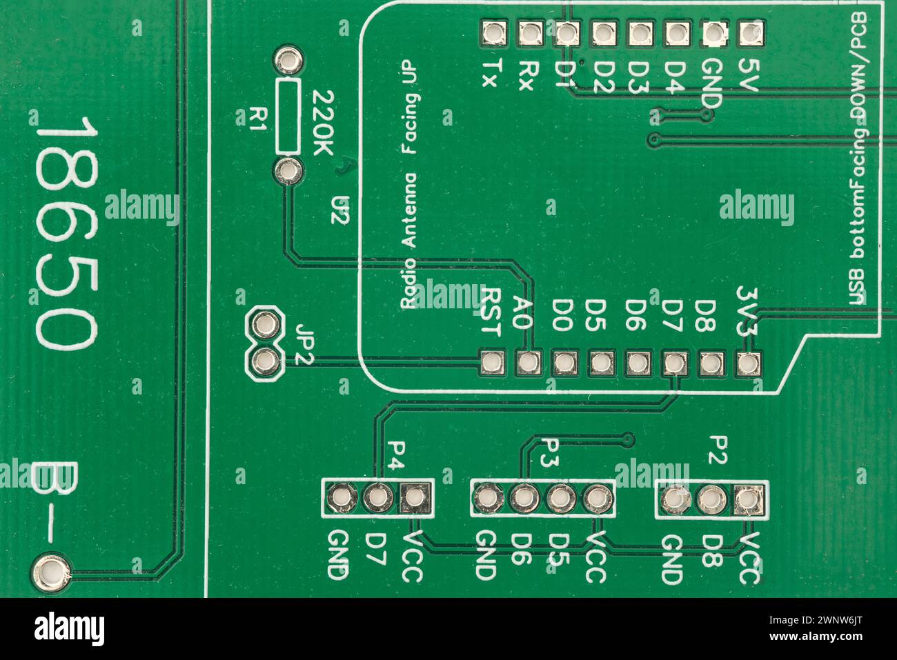 Primo piano della scheda accessori verde per computer per equipaggiare i componenti elettronici. Foto Stock