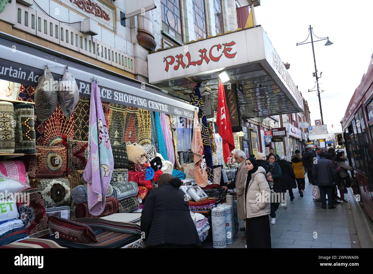 Il Palace Shopping Centre a Southall, un tempo cinema Himalaya Palace e ora un edificio storico, a Southall, West London Foto Stock