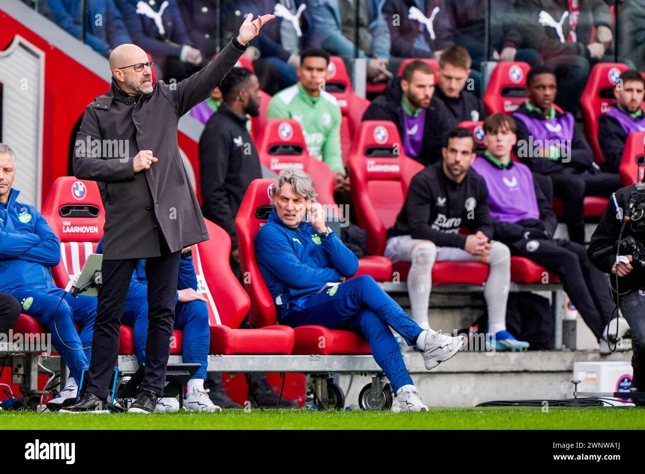 Eindhoven - allenatore del PSV Peter Bosz durante la partita Eredivisie tra PSV e Feyenoord al Philips Stadion il 3 marzo 2024 a Eindhoven, Paesi Bassi. (Foto Box to Box/Tom Bode) Foto Stock